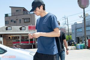 母とともにラーメン屋に出かける東出昌大