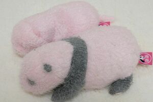 生後2日目と10日目のシャンシャンをモデルにした、ピンク色の「ほんとの大きさパンダの仔」(写真:筆者撮影/東洋経済オンライン)