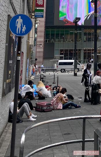 カラオケ店のビルにもたれかかっているのがキッズらの定位置