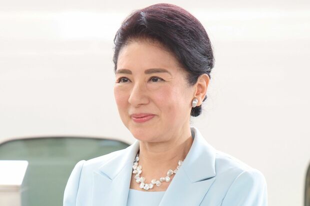 国民スポーツ大会ご臨席のため東京駅を出発される雅子さま。開催地・滋賀の琵琶湖をイメージしてか、水色のスーツで