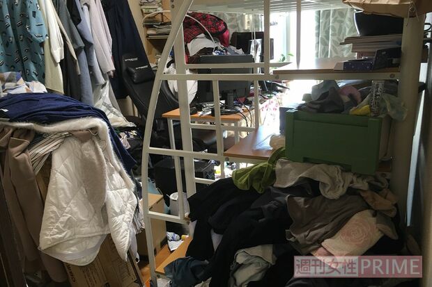 シェアハウスに住む、単身女性の部屋。足の踏み場もないほどに、洋服があふれ……。「つるせるものはすべてつるし、つるせないものは“とりあえずボックス”に投げ込んで整理しました」（西原さん）