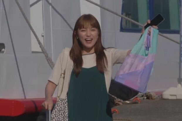 このときスマホを持っていたが…。次のシーンでは、カバンの持ち方にも注目（『着飾る恋には理由があって』7話より）