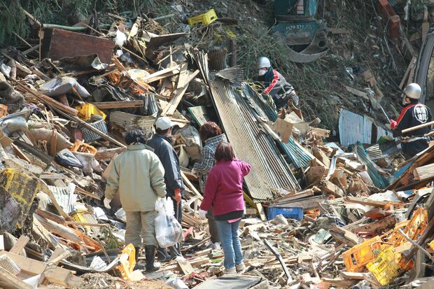 母親の遺体が発見され、それを見守る家族たち（陸前高田市、2011年3月29日〜4月1日）