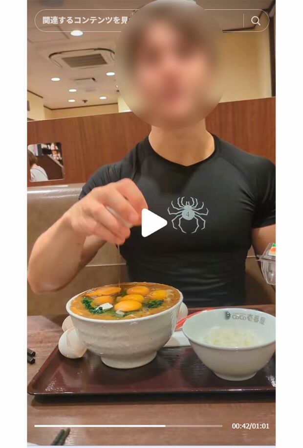 『ココ壱番屋』に生卵を持ち込む外国人男性（本人TikTokより）