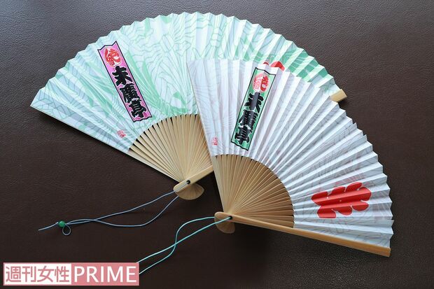 場内では弁当のほか扇子、湯のみ、はっぴ形手ぬぐいなどオリジナルの寄席グッズも購入できる