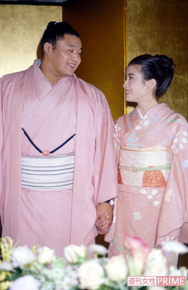 当時の貴花田との婚約会見で見つめ合うふたり