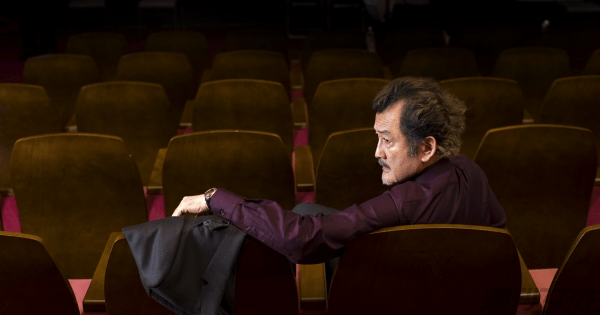 吉田鋼太郎、大人の色気を語る「家庭に落ち着けないからかな」