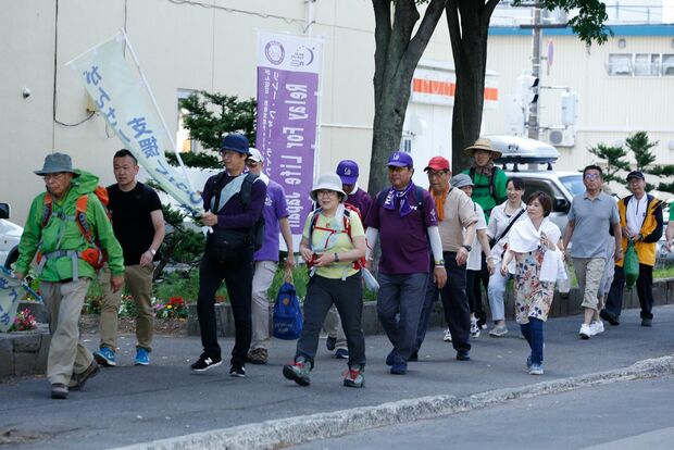 最終日、数十名の支援者に囲まれゴールを目指す　撮影／森田晃博