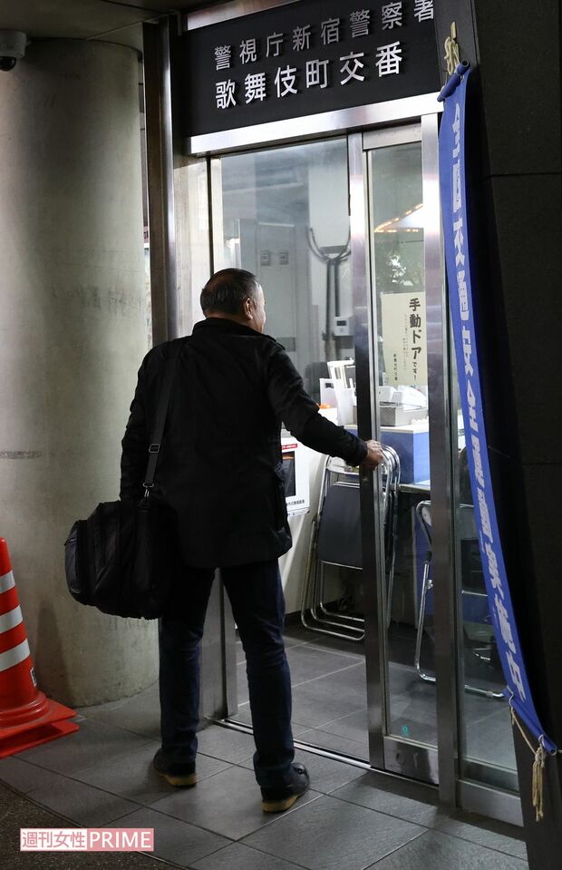 まず交番へ挨拶してから夜回りへ出かける。道行く女性のほうから声をかけてくることも