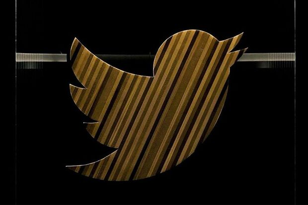 いまや「Twitterは代替不能なインフラ」になっている。写真はTwitter Japanのエレベーターホールにある寄せ木細工のロゴ（筆者撮影）