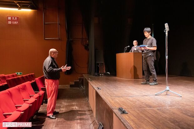 打って変わって真剣な表情の街裏ぴんく。出演者の動線、音楽のボリュームやタイミングなど、綿密に確認　撮影／齋藤周造