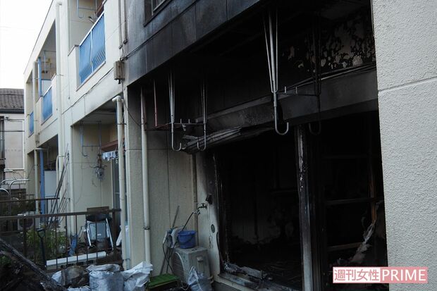火災現場のアパートは発生4日後もまだ焦げたにおいが漂っていた