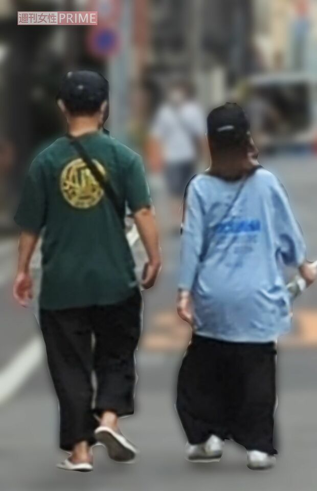 2022年7月、オープンしたばかりの飲食店をのぞくなど、Aさんと街ブラデートを楽しんでいた『四千頭身』後藤