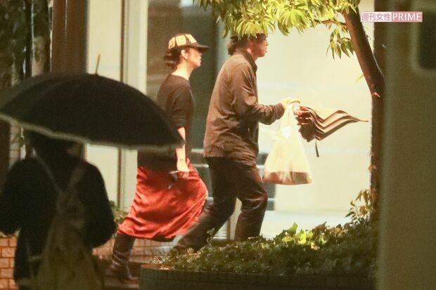 雨の中、お弁当を買って自宅マンションに帰宅した有森と片嶋監督（その３）