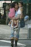 2005年、Cocomi(写真右)とKoki(写真左)を軽々と抱っこする工藤静香