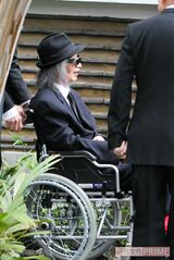 車イスに乗って参列した内田裕也。亡くなった希林さんと対面した際は「きれいだ。昔から美人だと思っていたんだよ」と語っていたという　撮影／近藤陽介