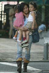 2005年、Cocomi（写真右）とKoki（写真左）を軽々と抱っこする工藤静香