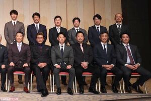 前列左から、福岡ソフトバンクホークスの小久保裕紀監督、北海道日本ハムファイターズの新庄剛志監督、オリックス・バファローズの岸田護監督、東北楽天ゴールデンイーグルスの三木肇監督、埼玉西武ライオンズの西口文也監督、千葉ロッテマリーンズのサブロー監督