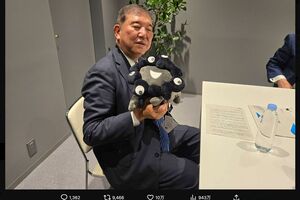 万博最終日の10月13日、黒いミャクミャクと“遭遇”した石破茂首相（本人の公式Xより）