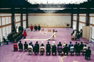 未成年者用の装束「闕腋袍」を着て成年式の儀式に臨んだ秋篠宮さま(1985年11月30日)