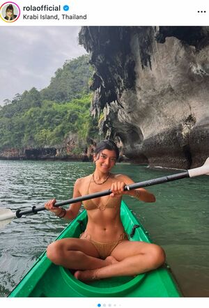 カヌーのようなものに乗るローラ（本人のインスタグラムより）