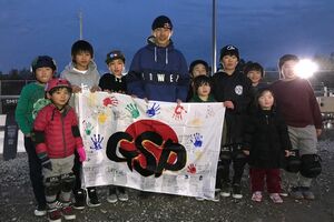 スケートパークでは、子どもたちが彼のもとに集まった。普段は母親が管理しているそう