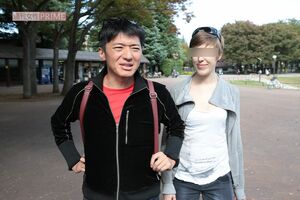 長井秀和(左)のリードでヘレンさん(右)の顔も次第に柔らかくなった