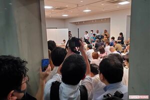 佐藤誠氏の会見には、会場に入りきらないほどの記者が詰めかけていた