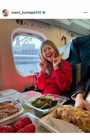 現在は削除された、新幹線車内で豪華弁当を食べる熊谷真実（本人インスタグラムより）