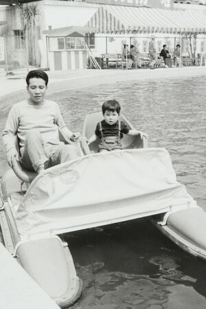 3歳ごろ。子煩悩な父は近所の子どもたちも誘い、よく遊園地などに連れて行ってくれたという