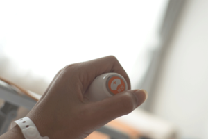 押しても誰もこないナースコール。自分で動けなければもうトイレにさえ行けない