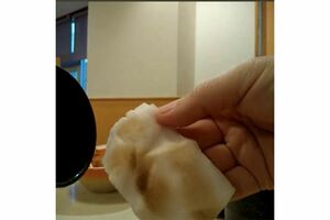 おしぼりには茶色いものが付着している