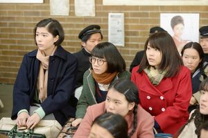 上野駅で、就職先の向島電機からの迎えを待つみね子と時子。ふたりに挟まれているのは、車中で偶然出会った同僚となる澄子(松本穂香)。奥茨城村とはまったく違う風景の中、みね子の東京物語が始まる―― (c)NHK