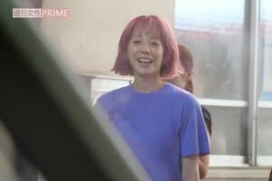 2025年8月中旬、撮影途中に歩きながらスタッフと談笑してリラックスモードの夏帆