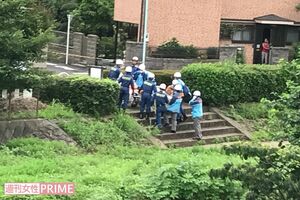 男児が救急搬送される瞬間。へその緒を持ってついていく隊員も（写真は近くの住民提供）