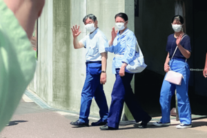 今年8月。那須御用邸から那須どうぶつ王国へ。「ブルー&ネイビーでコーディネートされたお三方。愛子さまのデニム姿はとても珍しいですね。仲のよいファミリー像が微笑ましい限りです」(日置さん、以下同)撮影/JMPA