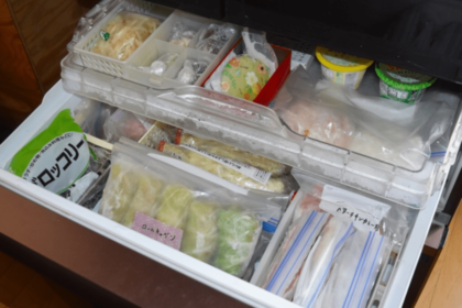 特売の肉や野菜は小分けして冷凍。安い日にまとめて買ってしっかり節約