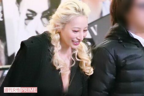 【独自】加藤紗里、 バレンタインデーに新宿歌舞伎町で“4股デート”独占撮「5歳の娘は母に預けています」