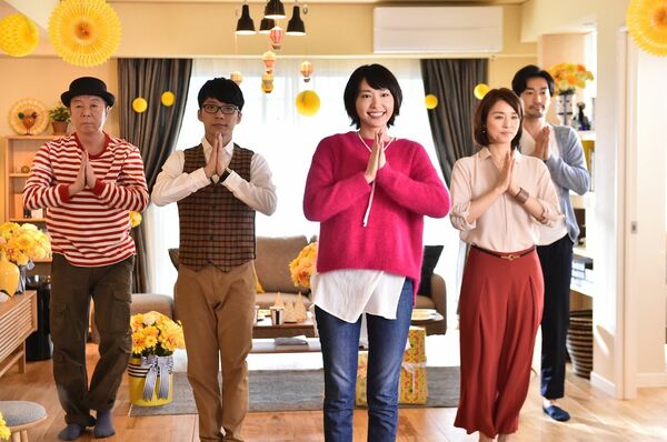 星野源の主題歌『恋』に合わせて出演者が踊るエンディング・ダンス (c)TBS