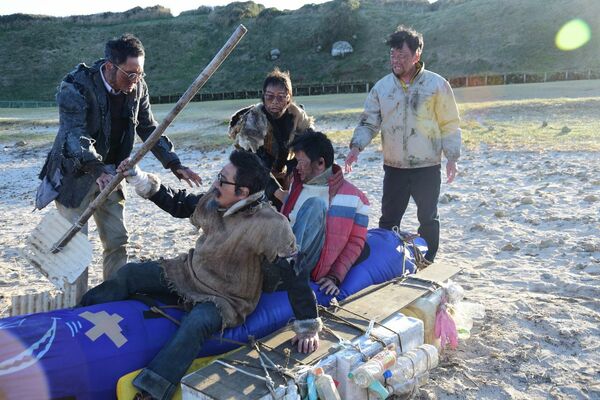 無人島に漂着したバイプレイヤーズの面々。その運命や、いかに? (c)「バイプレイヤーズ2018」製作委員会
