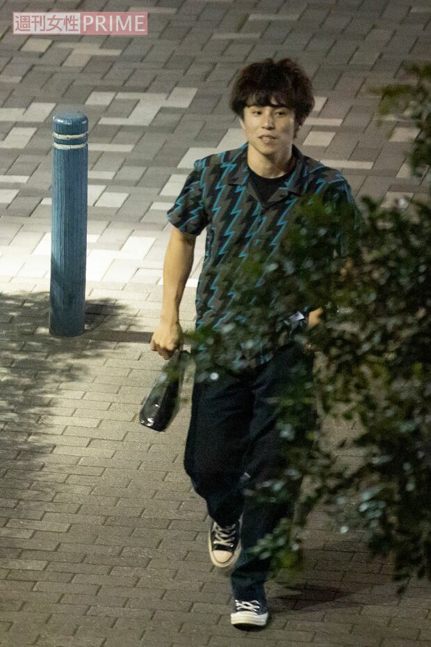 会場へ向かう中尾明慶