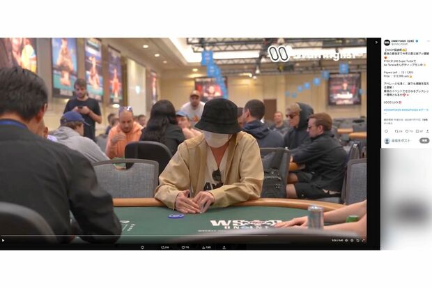 黒のバケットハットに白マスク姿の田中圭(DMM POKER公式Xより)