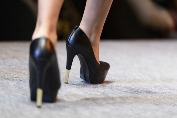 ハイヒールを履いた女性