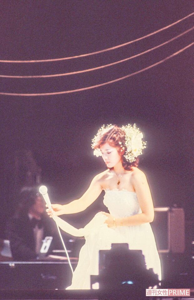 日本武道館での最後のコンサート。「きっと幸せになります」と静かにマイクを置いた（'80年10月）　撮影／週刊女性写真班