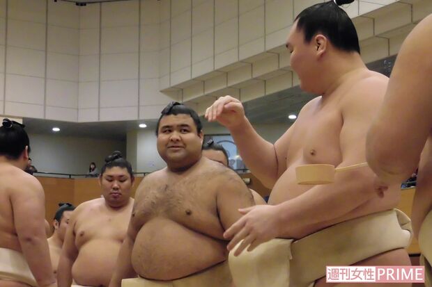 高安と談笑する白鵬（筆者撮影）