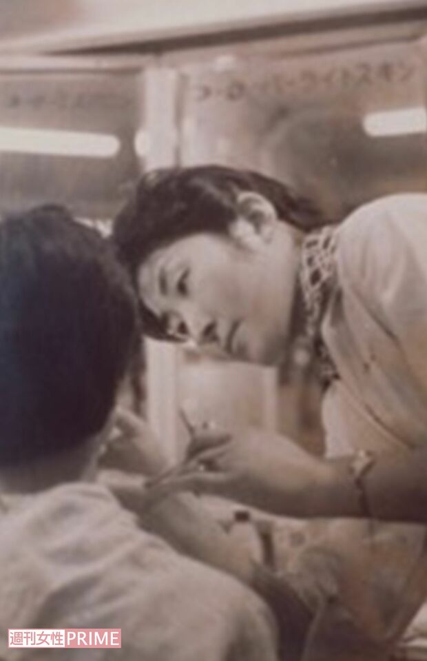 新人美容指導員時代。本社の指示は半ば無視し、山口県柳井市の化粧品店の奥で実際にお客さんにメイクをして、商品の売り上げを驚異的に伸ばす