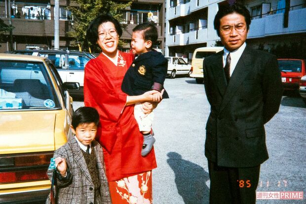 夫、長男、次男との家族写真