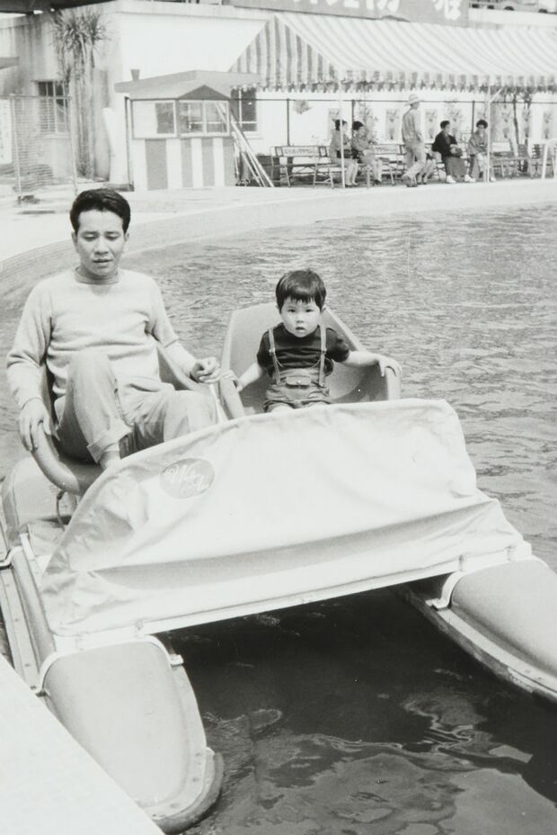 3歳ごろ。子煩悩な父は近所の子どもたちも誘い、よく遊園地などに連れて行ってくれたという