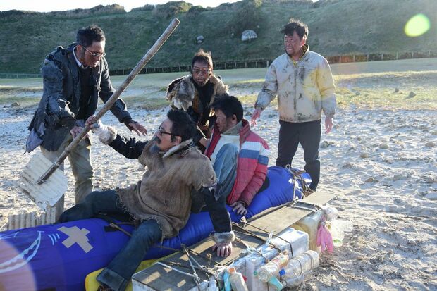 無人島に漂着したバイプレイヤーズの面々。その運命や、いかに？　(c)「バイプレイヤーズ2018」製作委員会