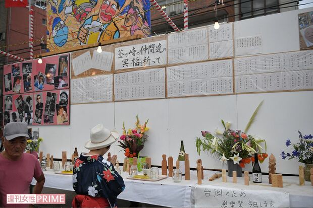 この1年で亡くなった仲間の名前と写真が掲げられた祭壇